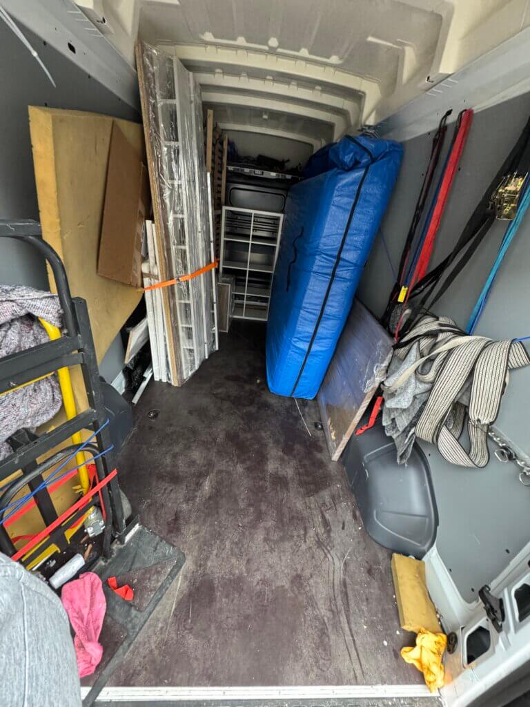 bezpecne upevneny nabytek v dodavce